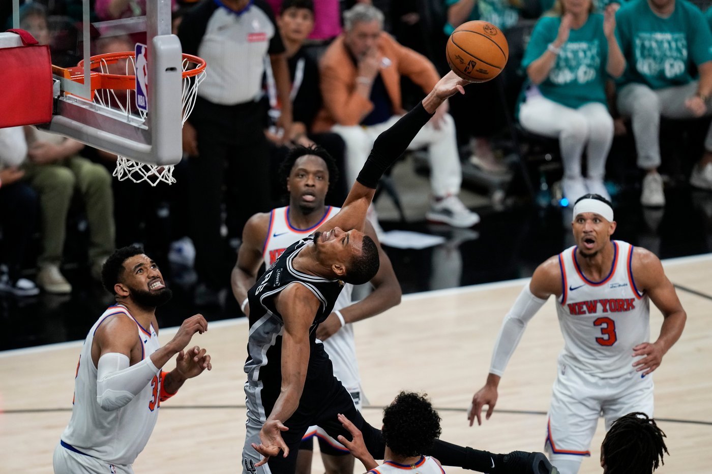Jalen Brunson scores 30 and Knicks finish on 11-0 run, steal Game 1 from Spurs with 105-95 win | iNFOnews.ca
