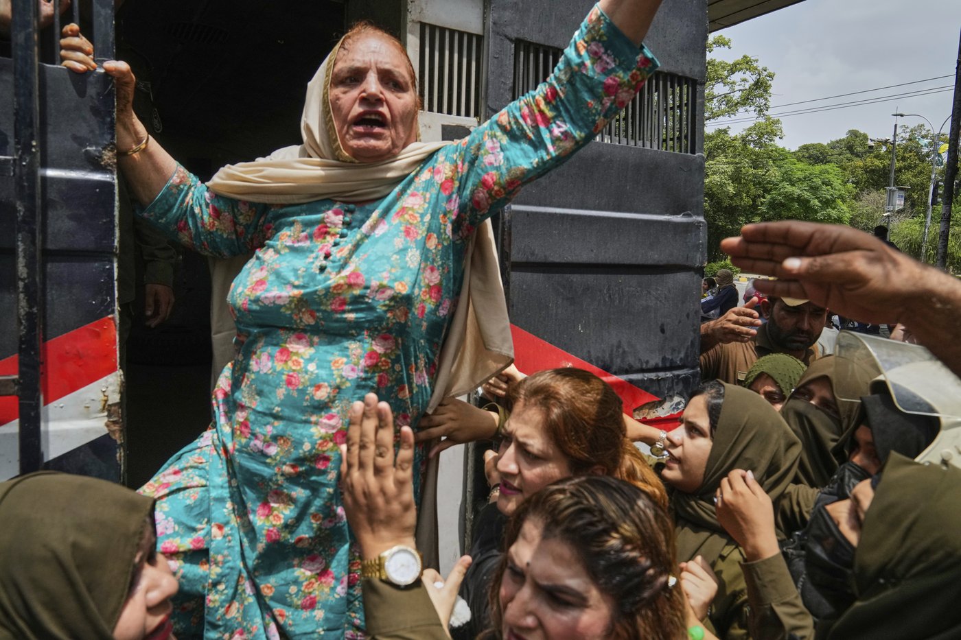 Pakistan arrests over 200 activists as they rally to support former leader Imran Khan | iNFOnews.ca