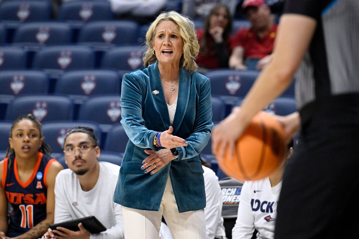 UConn women overwhelm UTSA 90-52 as the Huskies roll in their March Madness opener | iNFOnews.ca UConn women overwhelm UTSA 90-52 as the Huskies roll in their March Madness opener | iNFOnews.ca