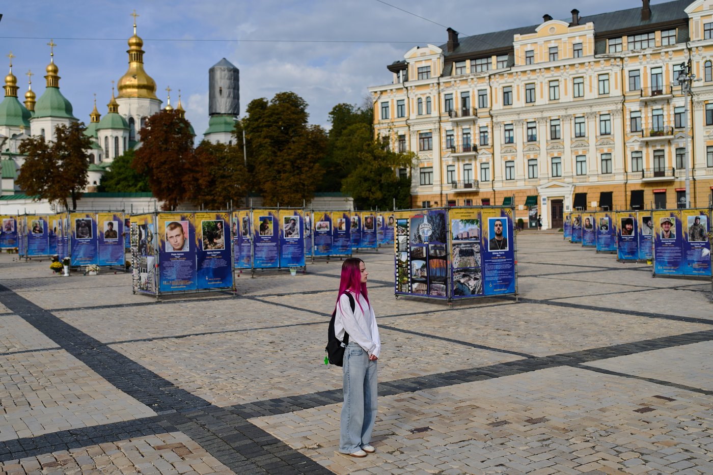 Photos show Kyiv pausing for Ukraine’s daily minute of silence | iNFOnews.ca