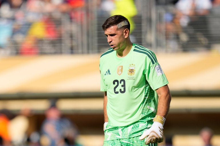 Chelsea signs Argentina's World Cup winner Emiliano Martínez from Aston Villa on a 3-year contract | iNFOnews.ca