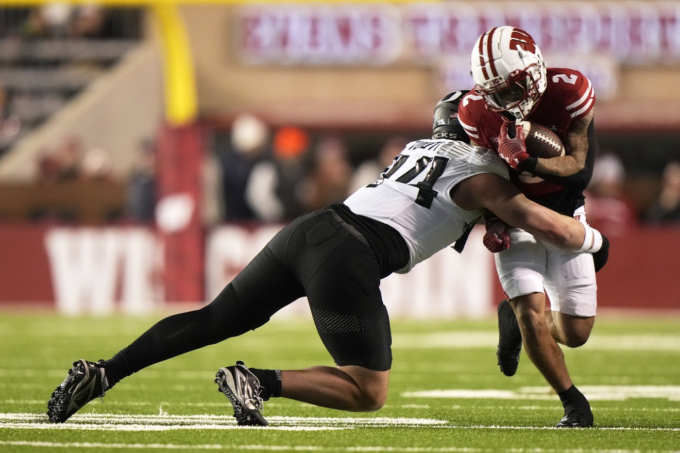 No. 1 Oregon rallies in 4th quarter to beat Wisconsin 16-13 | iNFOnews.ca