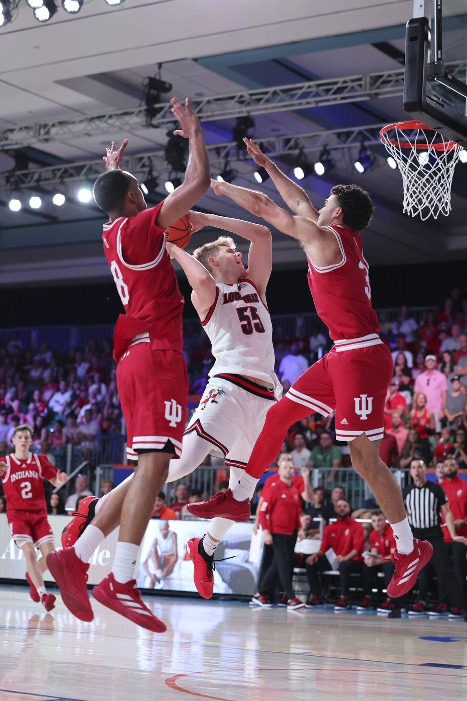 Louisville scores 52 second-half points to race past No. 14 Indiana 89-61 in the Battle 4 Atlantis | iNFOnews.ca