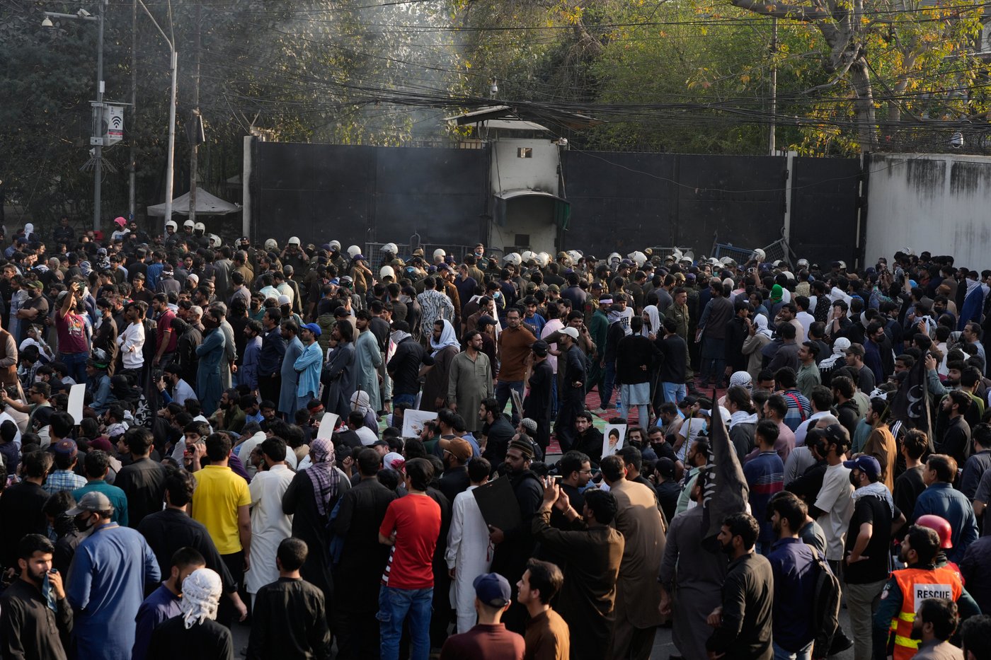 At least 22 people killed in Pakistan as protesters try to storm US Consulate | iNFOnews.ca At least 22 people killed in Pakistan as protesters try to storm US Consulate | iNFOnews.ca