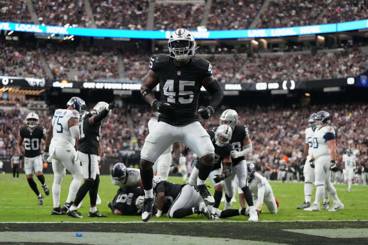 Veteran linebacker Devin White leads Raiders' defense with huge stat line in win over Titans | iNFOnews.ca Veteran linebacker Devin White leads Raiders' defense with huge stat line in win over Titans | iNFOnews.ca