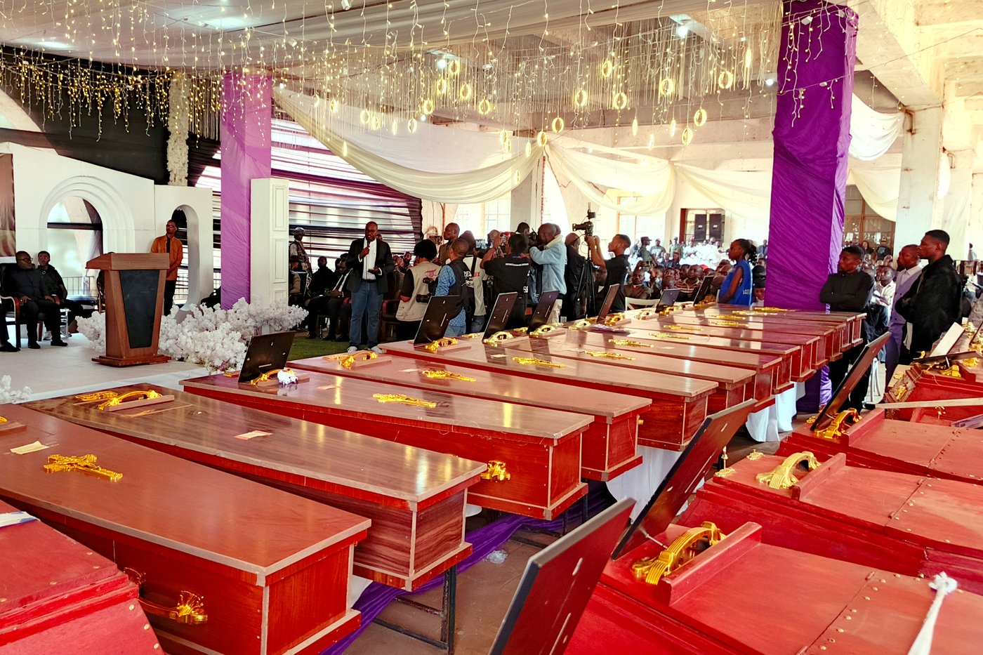 Hundreds gather in eastern Congo to mourn victims of school fires | iNFOnews.ca