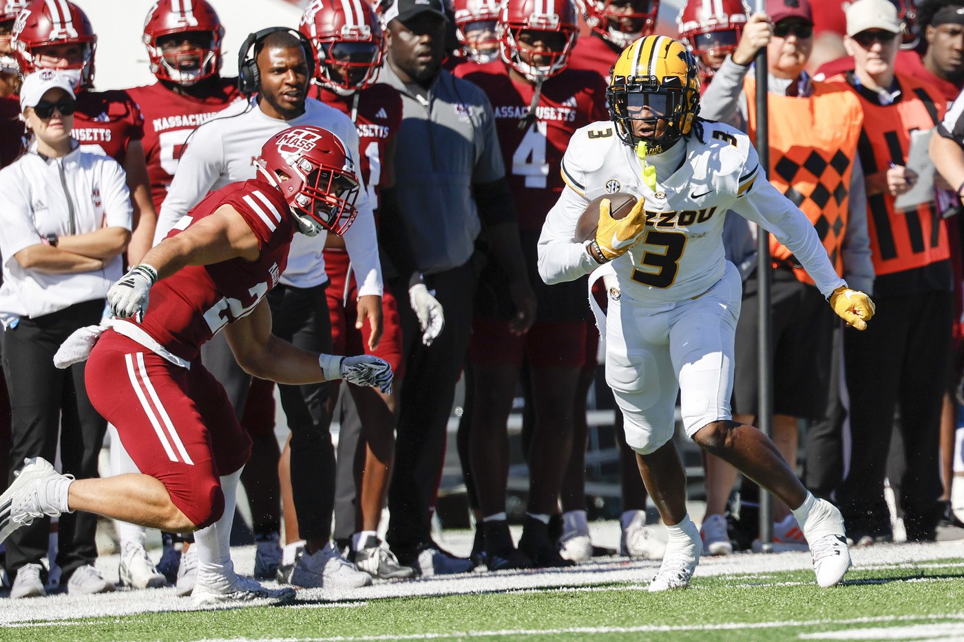 Luther Burden's long TD run gets No. 21 Missouri started in 45-3 rout of Minutemen | iNFOnews.ca Luther Burden's long TD run gets No. 21 Missouri started in 45-3 rout of Minutemen | iNFOnews.ca