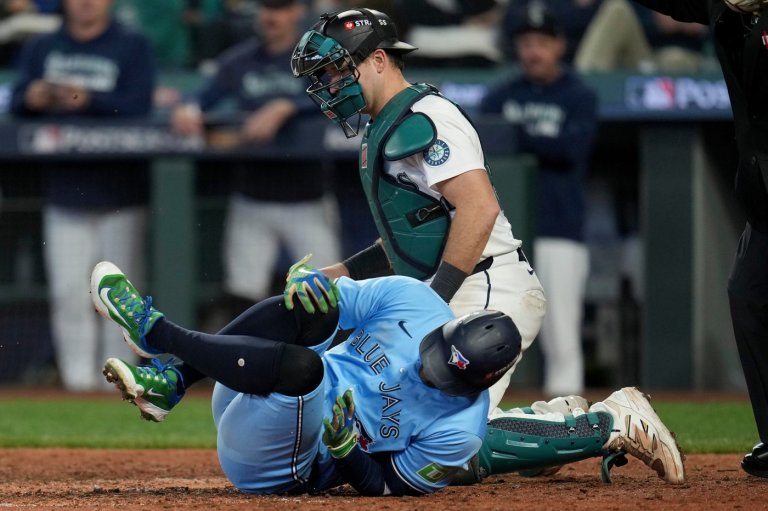 Toronto's George Springer leaves ALCS Game 5 after being hit by kneecap by pitch from Seattle's Woo | iNFOnews.ca