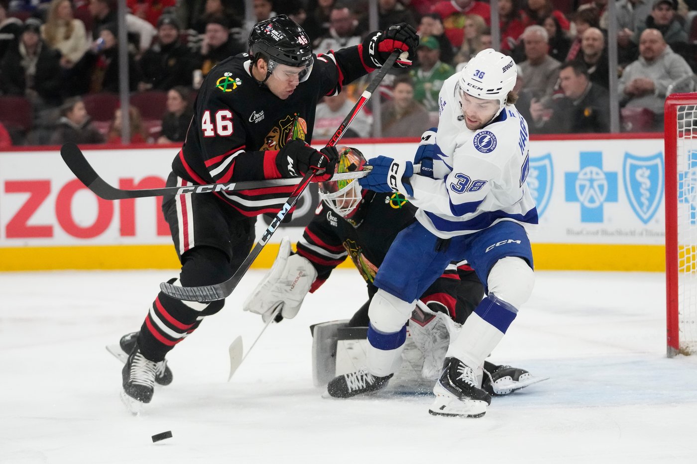 Lightning beat Blackhawks 2-1 in shootout in their 15th straight game without a regulation loss | iNFOnews.ca