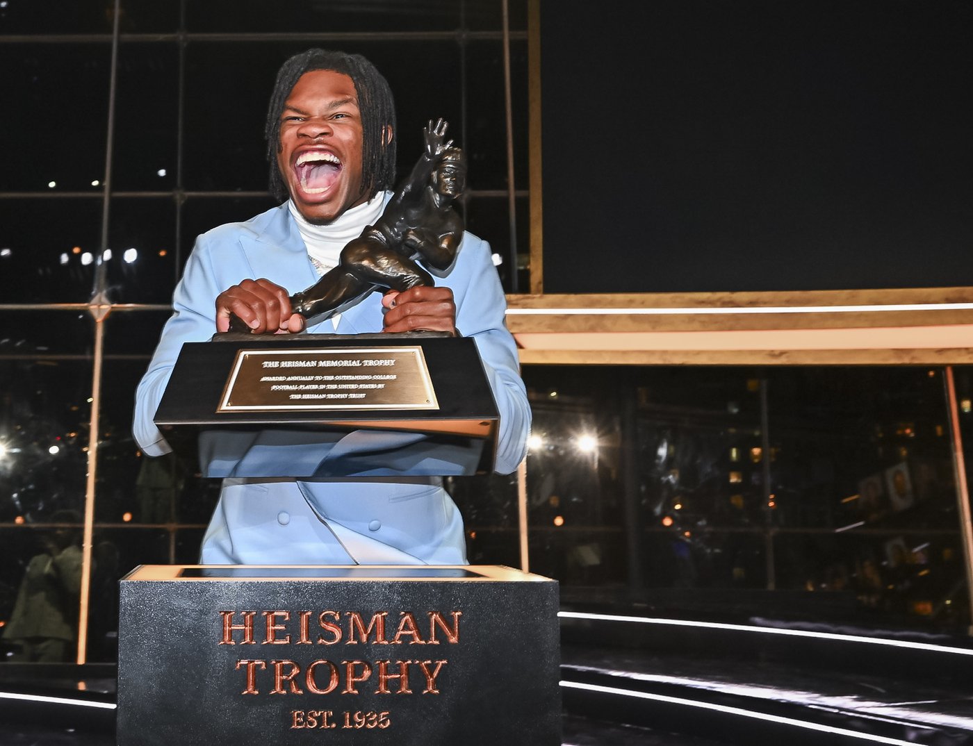PHOTO COLLECTION: Heisman Trophy Football | iNFOnews.ca PHOTO COLLECTION: Heisman Trophy Football | iNFOnews.ca