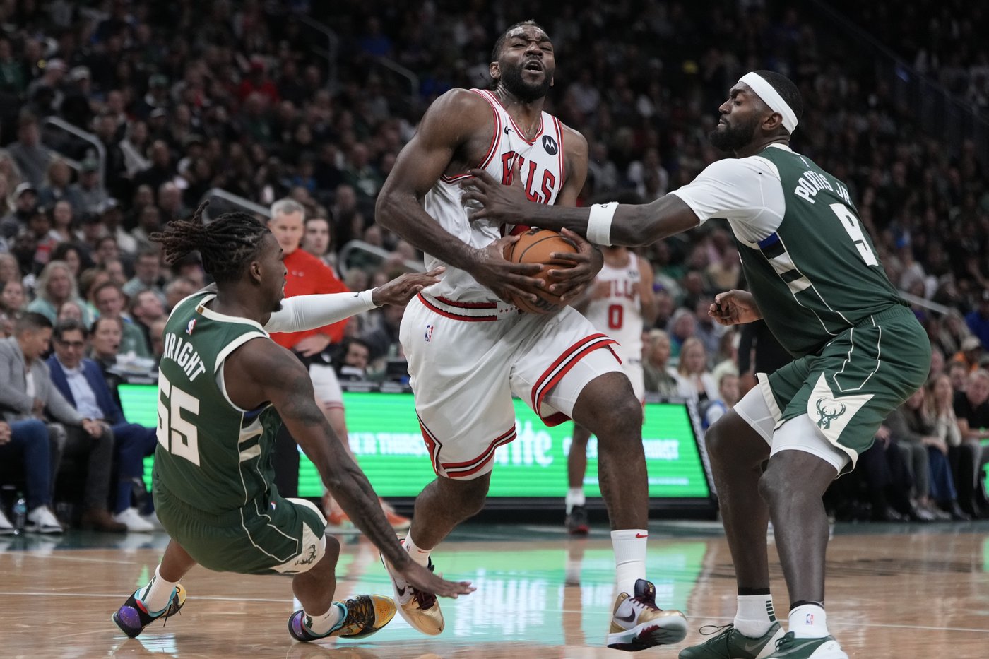 New-look Bulls make 21 3s vs. Bucks as they move on from the DeRozan era | iNFOnews.ca