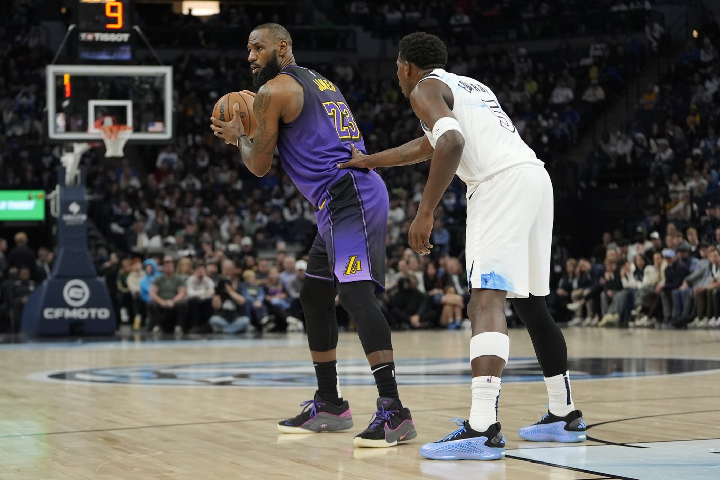 Timberwolves blow out Lakers 109-80 behind Randle, Gobert and tough defense | iNFOnews.ca Timberwolves blow out Lakers 109-80 behind Randle, Gobert and tough defense | iNFOnews.ca