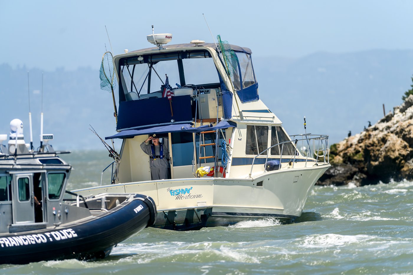 Search and rescue operation for a sunken pontoon boat near Alcatraz Island, in photos | iNFOnews.ca