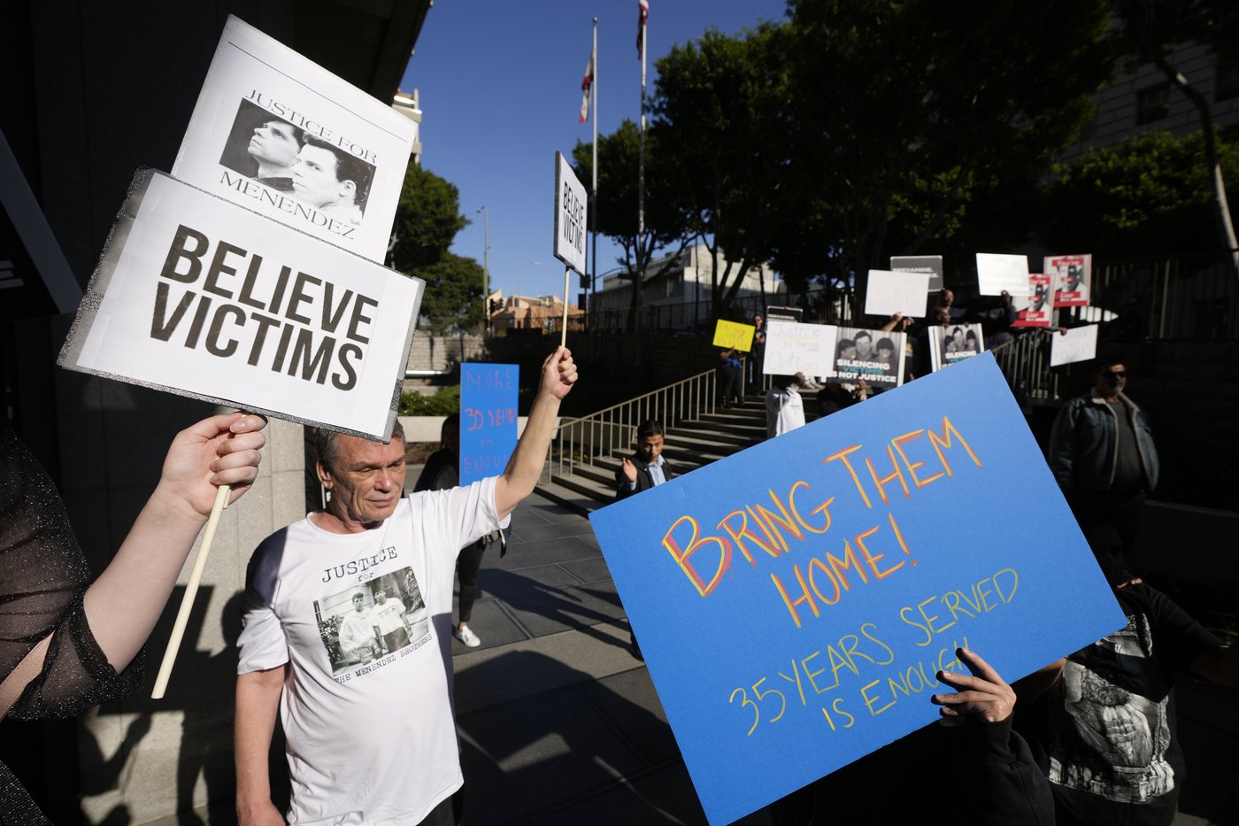 Family of Menendez brothers reject prosecutor criticism and lead rally for their release | iNFOnews.ca Family of Menendez brothers reject prosecutor criticism and lead rally for their release | iNFOnews.ca