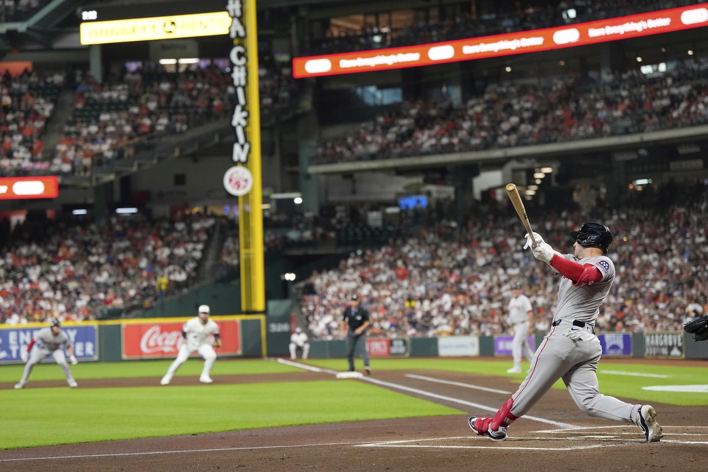 Astros hold off Red Sox rally for 7-6 win, Urías and McCormick homer | iNFOnews.ca