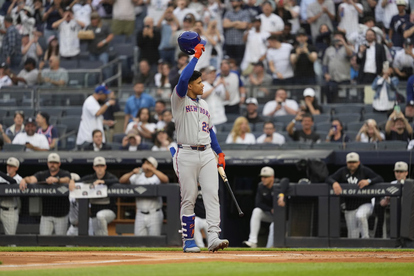 Juan Soto greeted with standing jeer in Yankee Stadium return, then touches heart with helmet | iNFOnews.ca Juan Soto greeted with standing jeer in Yankee Stadium return, then touches heart with helmet | iNFOnews.ca
