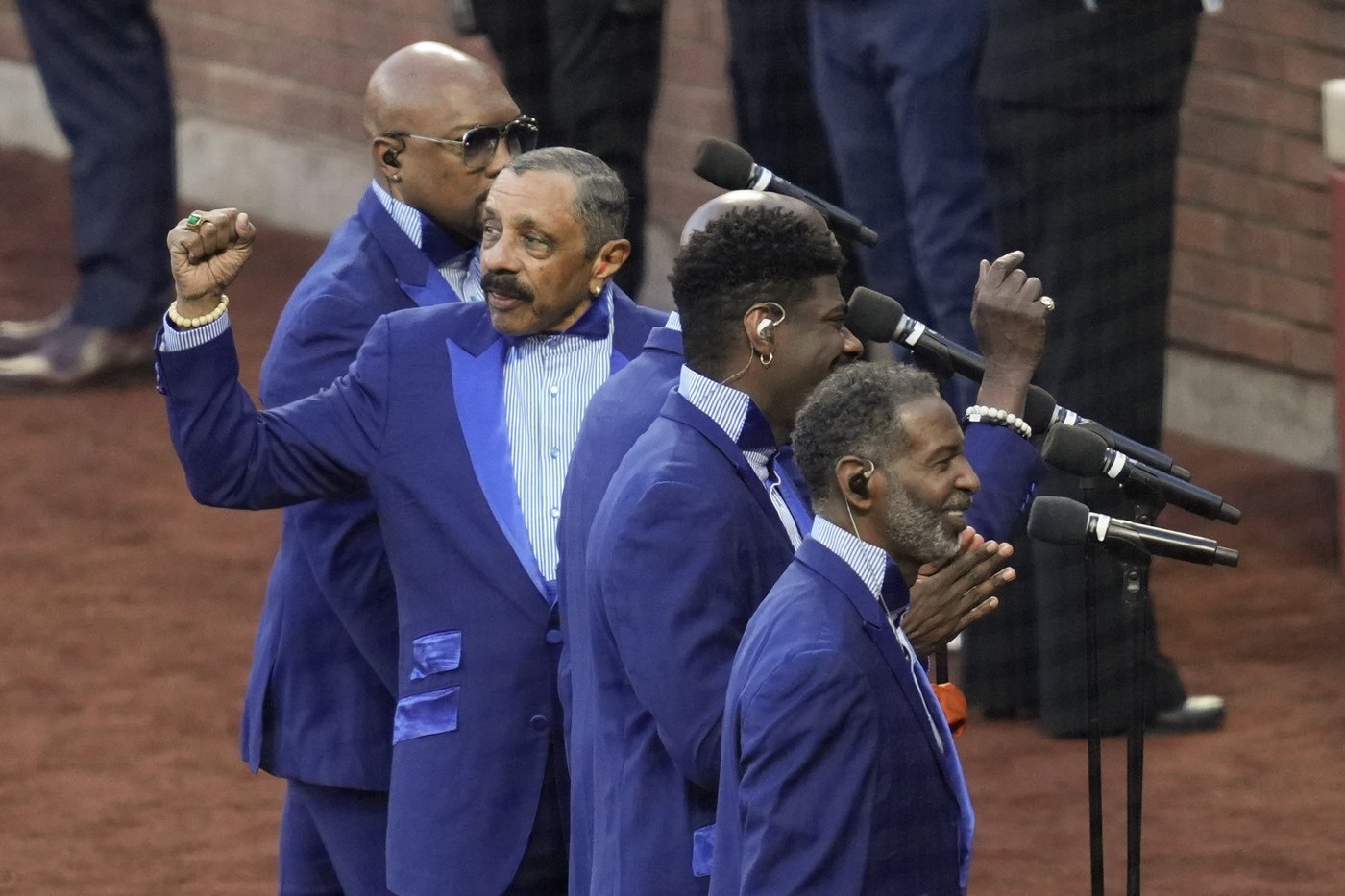 The Temptations serenade Mets fans at NLCS as founder admits he roots for Dodgers | iNFOnews.ca