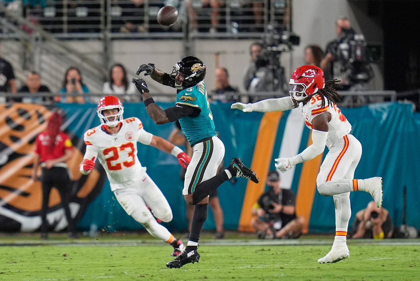 Trevor Lawrence's wild run lifts the Jaguars to a 31-28 win over Patrick Mahomes and the Chiefs | iNFOnews.ca