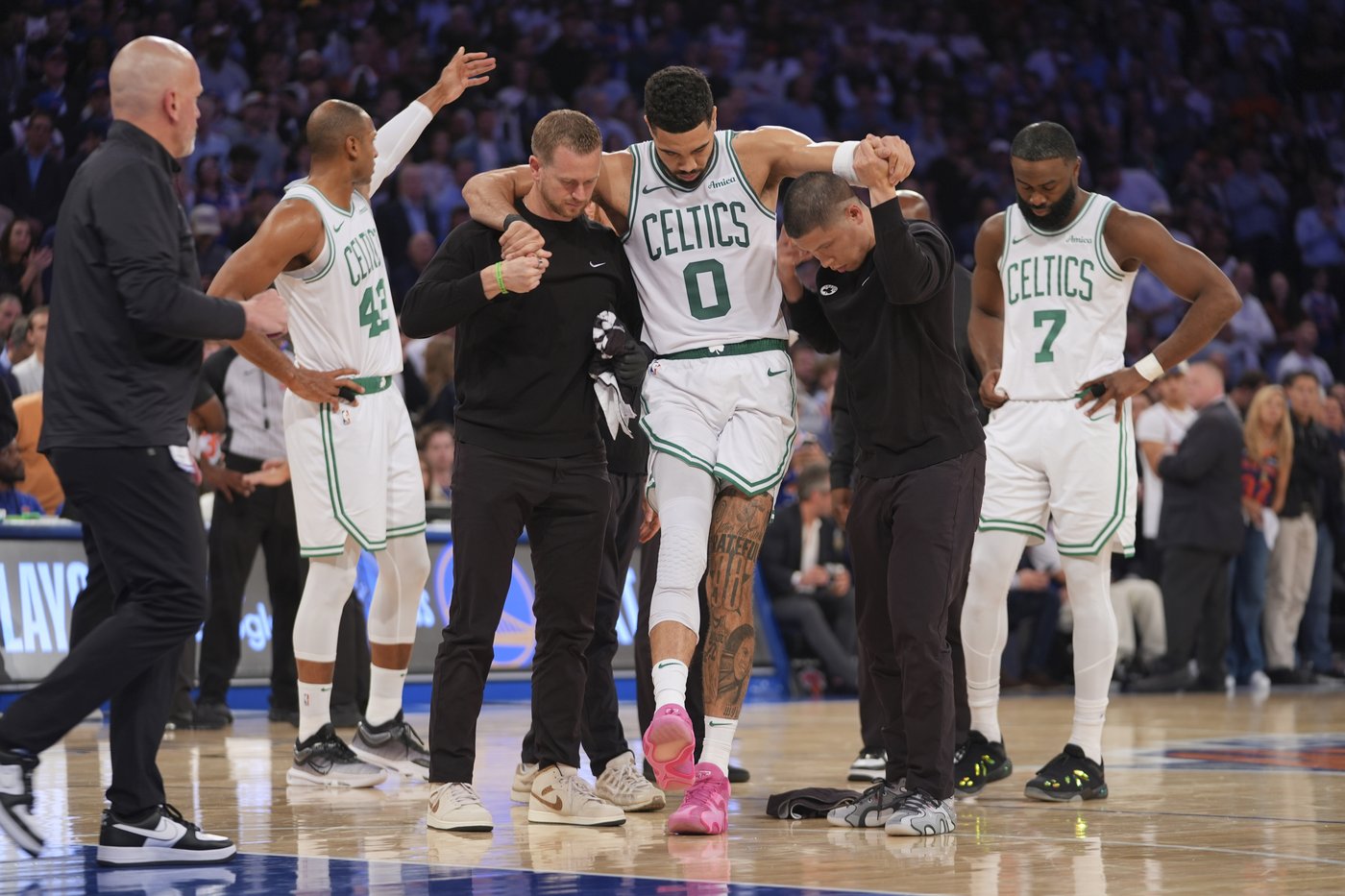 Jayson Tatum out of hospital, meets with Celtics teammates ahead of must-win Game 6 vs. Knicks | iNFOnews.ca