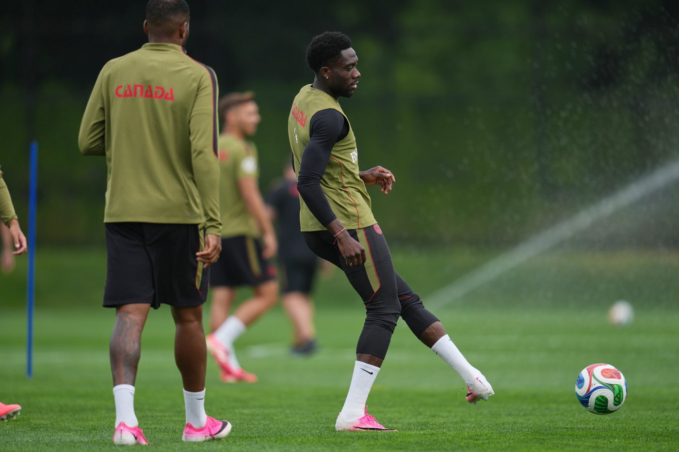 Alphonso Davies still limited in practice as Canada prepares to face Qatar at the World Cup | iNFOnews.ca Alphonso Davies still limited in practice as Canada prepares to face Qatar at the World Cup | iNFOnews.ca