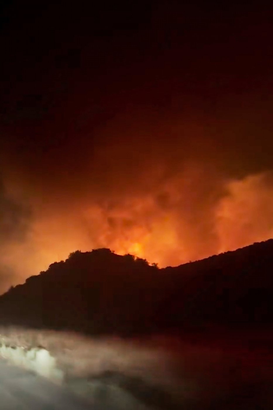 Firefighters make progress against fast-moving blaze along highway north of Los Angeles | iNFOnews.ca