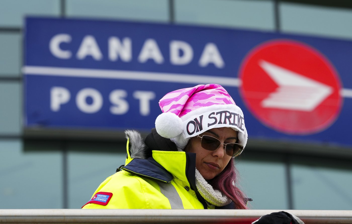 Labour minister says Ottawa will remain on sideline as postal strike nears four weeks | iNFOnews.ca
