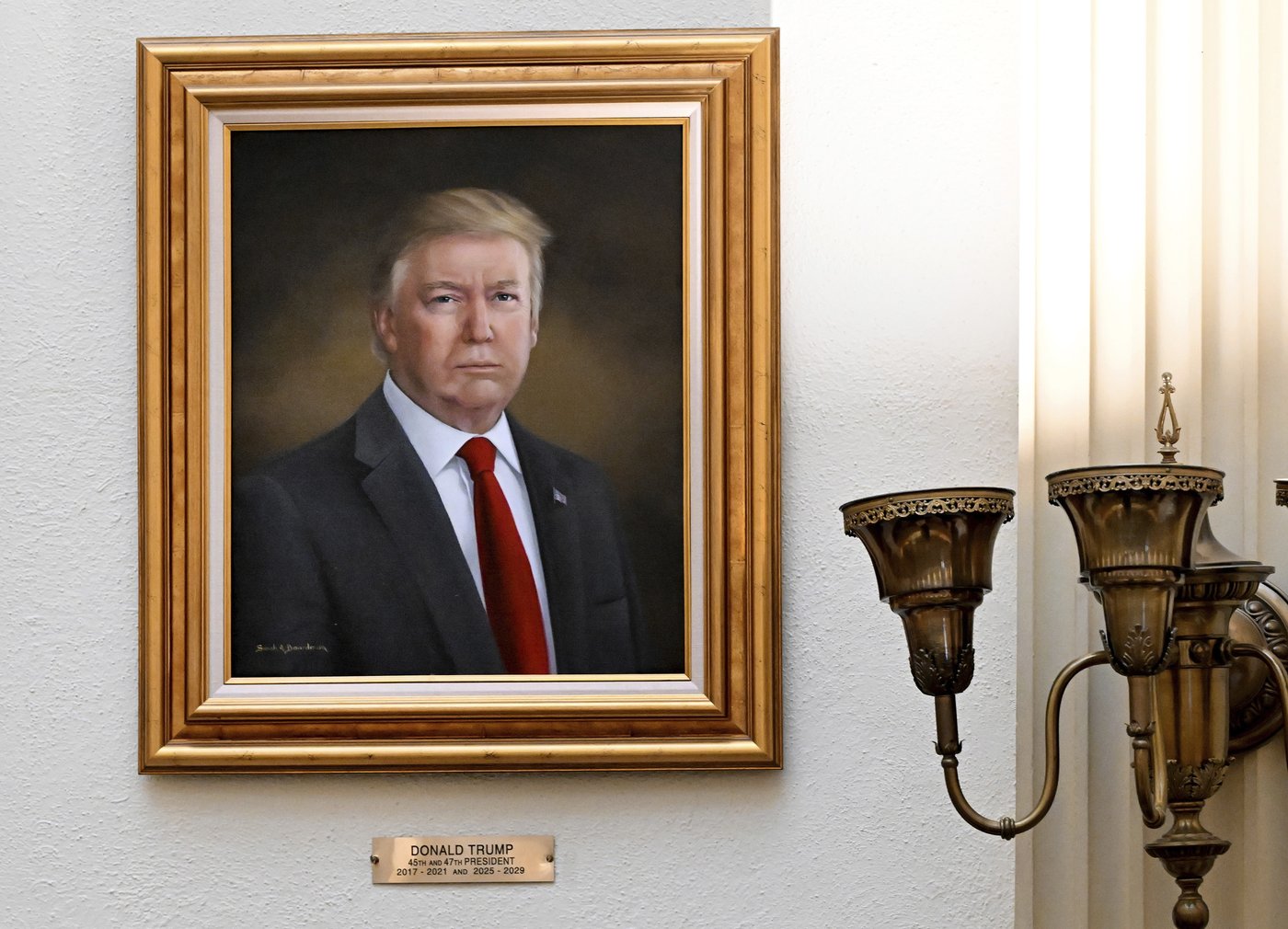 New Trump portrait donated by White House hangs in Colorado Capitol after earlier one drew his ire | iNFOnews.ca New Trump portrait donated by White House hangs in Colorado Capitol after earlier one drew his ire | iNFOnews.ca