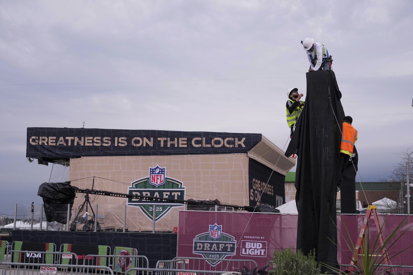 NFL draft latest: Round 1 ends and QB Shedeur Sanders is still available | iNFOnews.ca NFL draft latest: Round 1 ends and QB Shedeur Sanders is still available | iNFOnews.ca