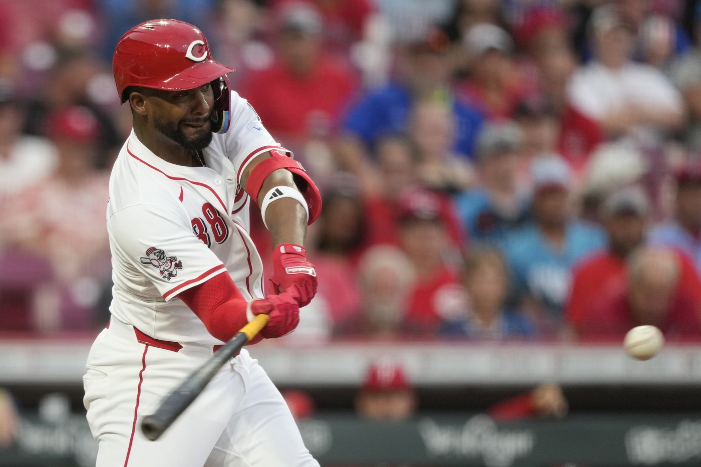 Singer works 6 shutout innings, Steer drives in 3 runs as the Reds end Phillies' 4-game win streak | iNFOnews.ca