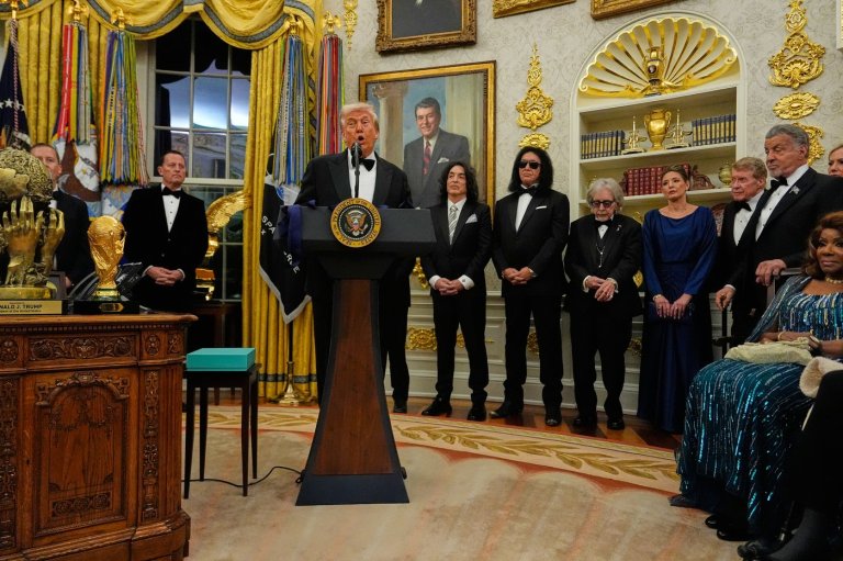 Trump awards medals to the Kennedy Center honorees in an Oval Office ceremony | iNFOnews.ca