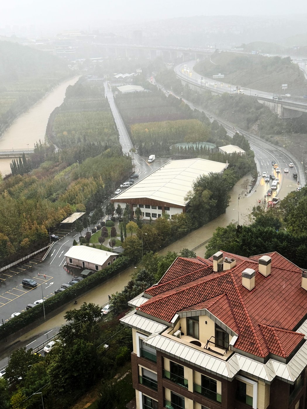 Heavy rain shuts down Istanbul, causing flooding and 2 deaths | iNFOnews.ca