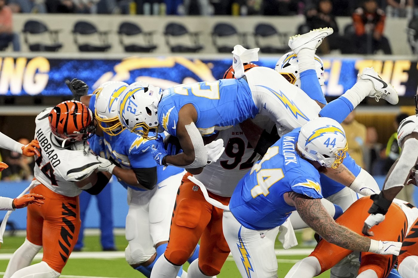 Chargers beat Bengals 34-27 on Dobbins' late TD after squandering 21-point lead | iNFOnews.ca Chargers beat Bengals 34-27 on Dobbins' late TD after squandering 21-point lead | iNFOnews.ca