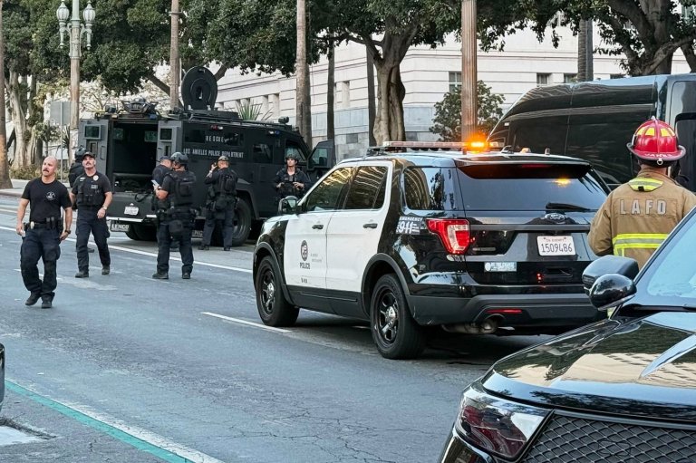 LA City Hall evacuated after car crashes into building's steps | iNFOnews.ca