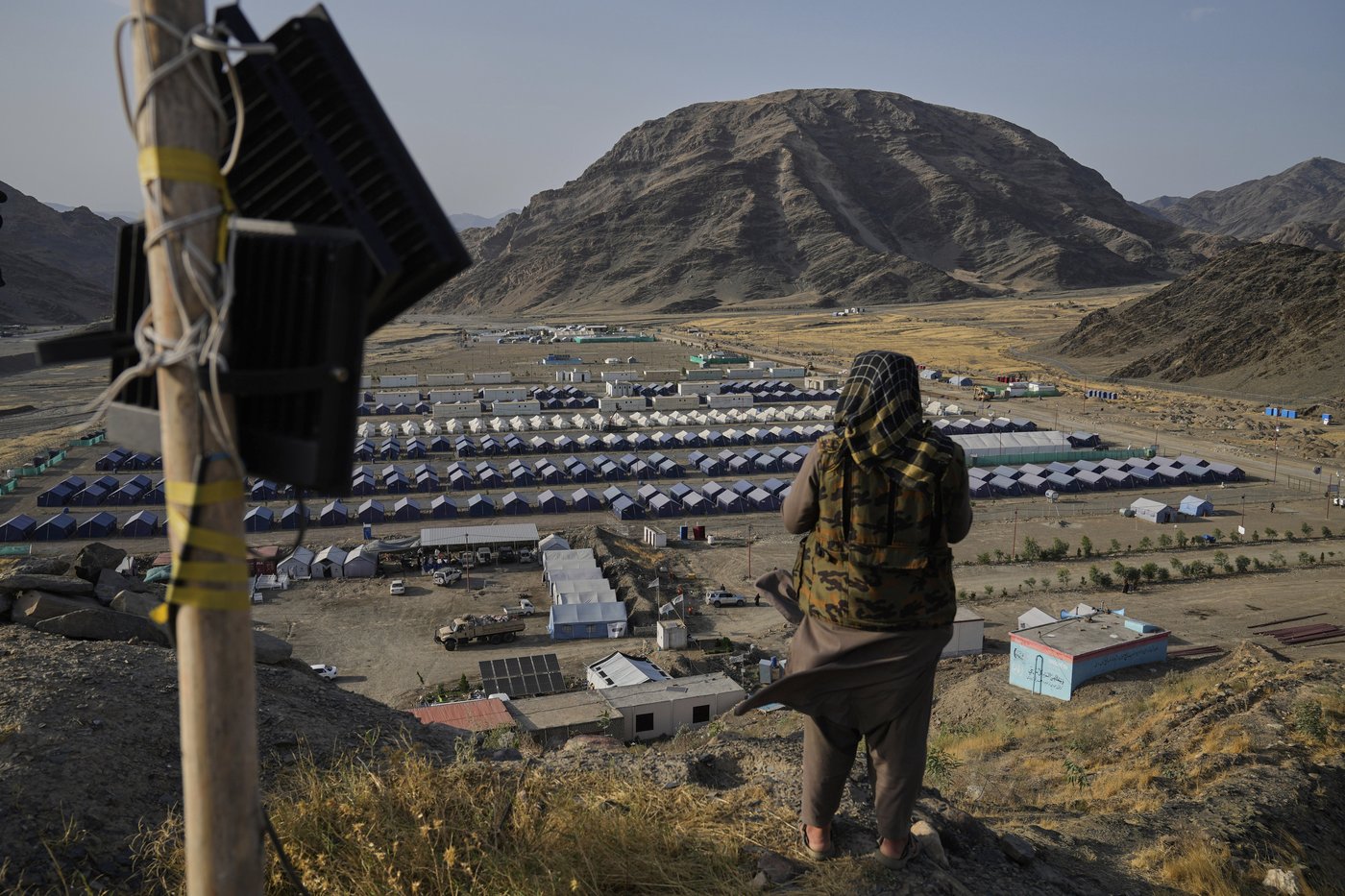 45 minutes to pack up a lifetime as Pakistan's foreigner crackdown sends Afghans scrambling | iNFOnews.ca