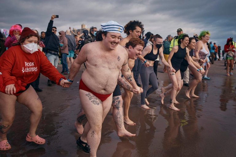 Cold-water immersion may offer health benefits -- and also presents risks | iNFOnews.ca