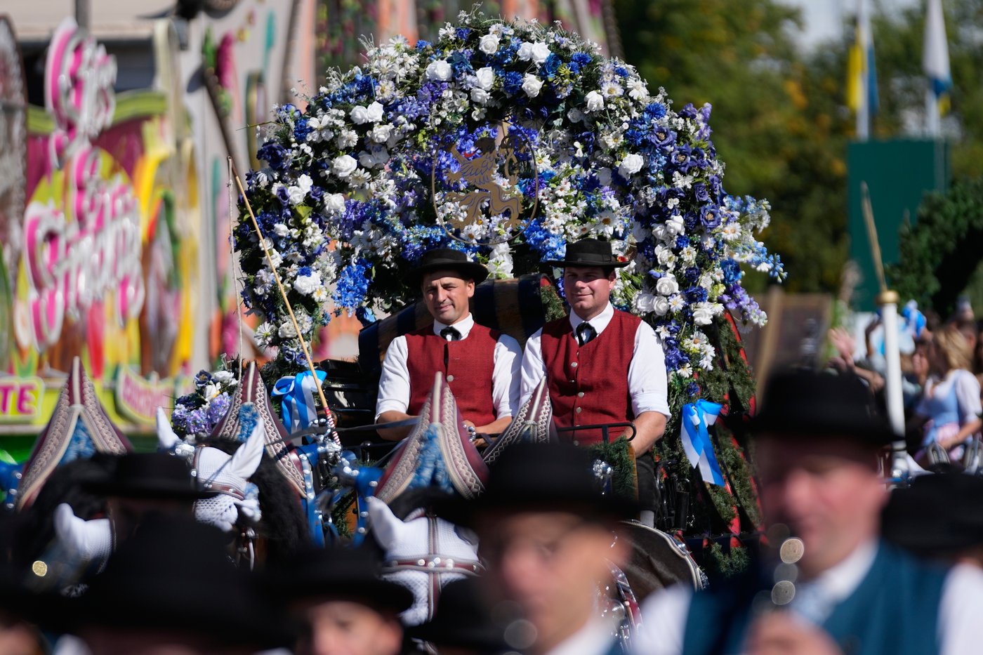 Munich’s Oktoberfest roars to life as the mayor taps the first keg | iNFOnews.ca Munich’s Oktoberfest roars to life as the mayor taps the first keg | iNFOnews.ca