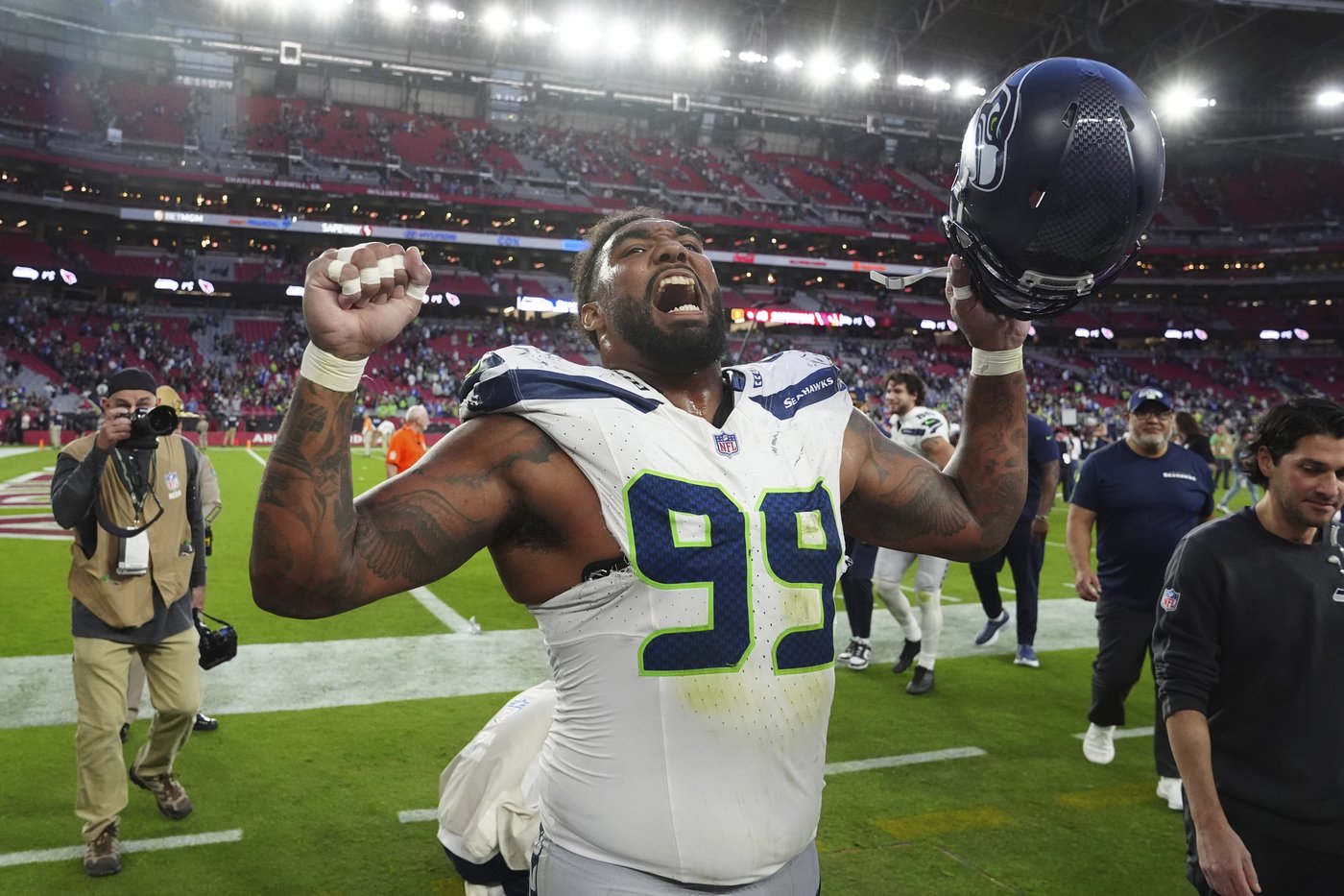 Charbonnet runs for career-high 134 yards, 2 TDs as NFC West-leading Seahawks beat Cardinals 30-18 | iNFOnews.ca Charbonnet runs for career-high 134 yards, 2 TDs as NFC West-leading Seahawks beat Cardinals 30-18 | iNFOnews.ca