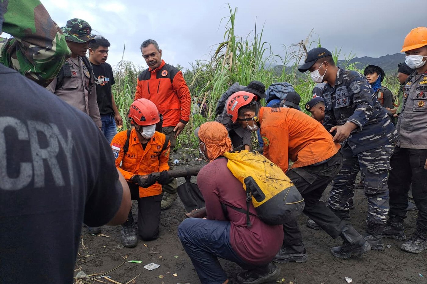 Bodies retrieved from Indonesian volcano after eruption kills 3 hikers | iNFOnews.ca