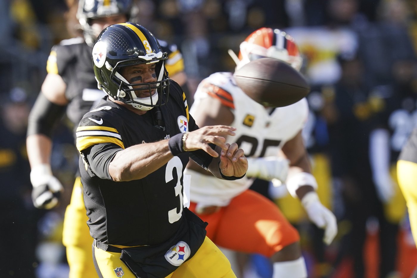 Eagles try to cast aside perceived Hurts-Brown relationship issues ahead of Steelers showdown | iNFOnews.ca