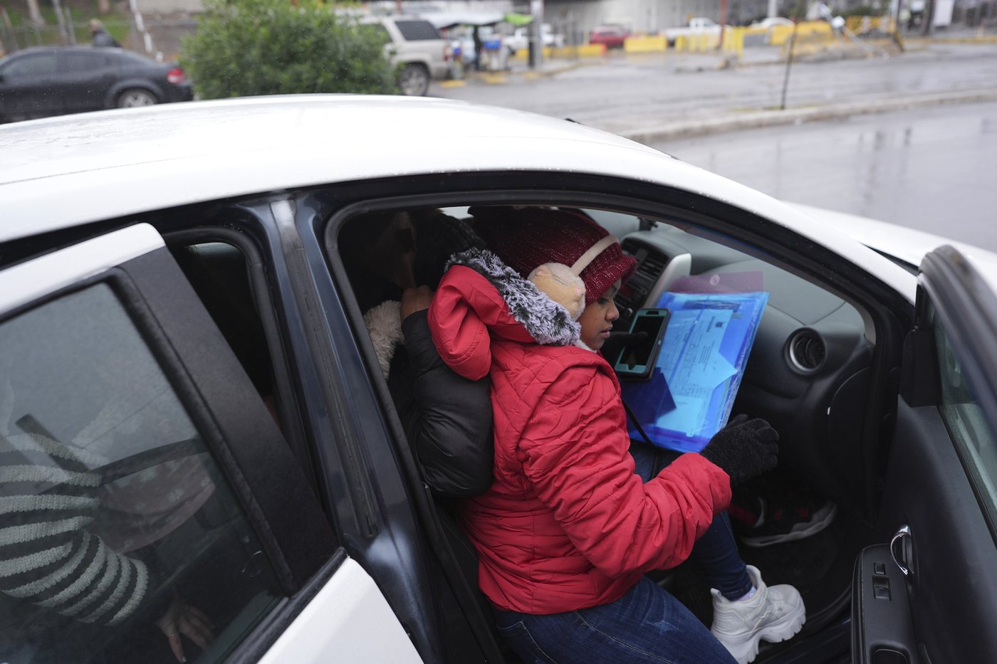 Orders to leave the country - some for US citizens - sow confusion among immigrants | iNFOnews.ca