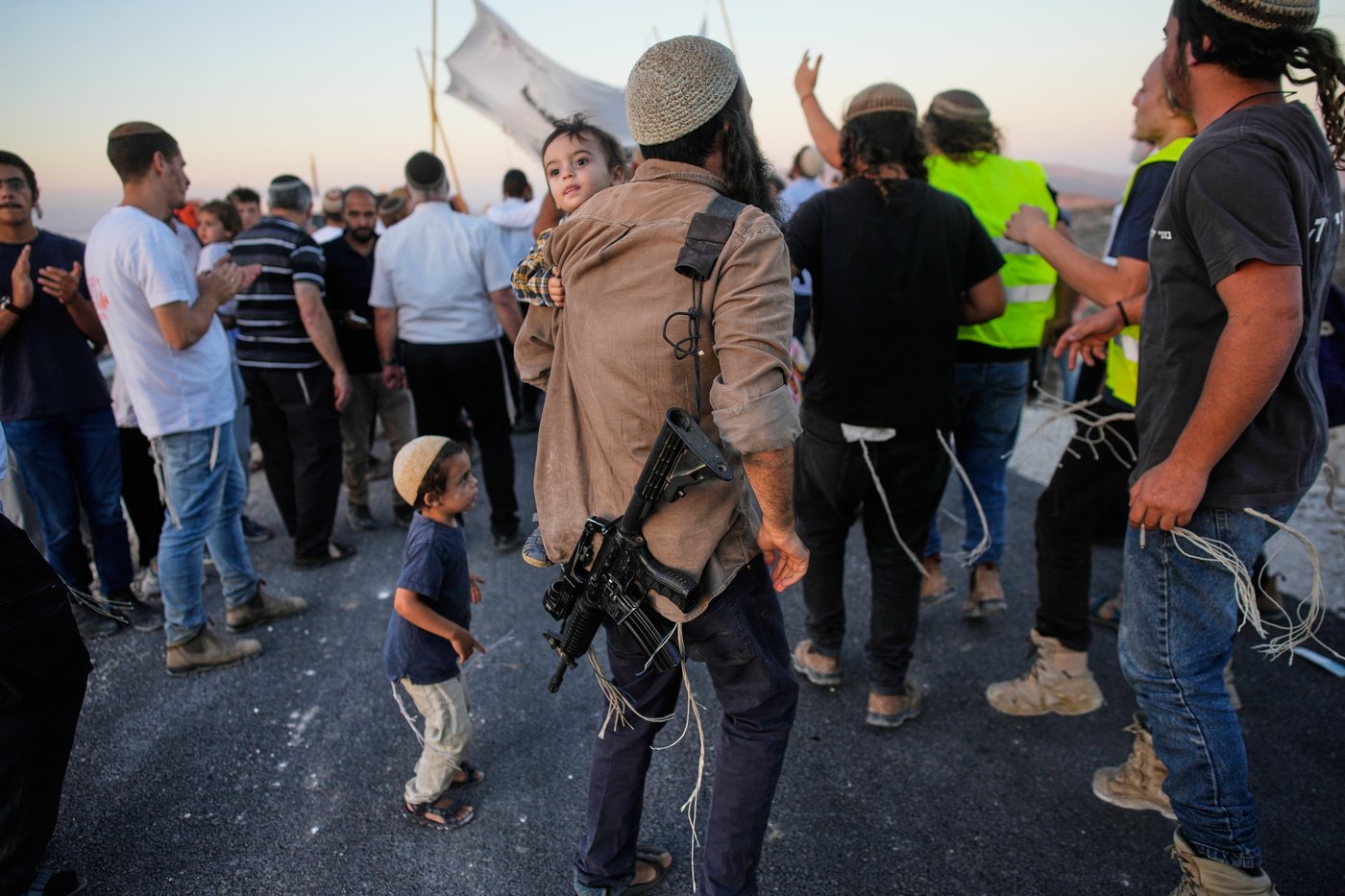 Israeli settlers, some armed, celebrate a new synagogue in the occupied West Bank, in photos | iNFOnews.ca