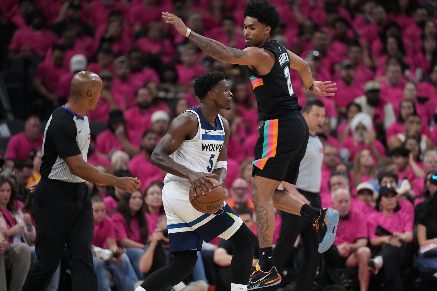 Edwards returns and Timberwolves overcome big game by Wembanyama to beat Spurs 104-102 in Game 1 | iNFOnews.ca