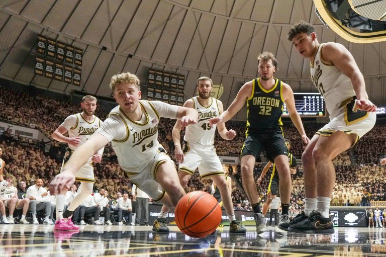 Fletcher Loyer's final minute-scoring flurry helps No. 12 Purdue rally late to get past Oregon 68-64 | iNFOnews.ca