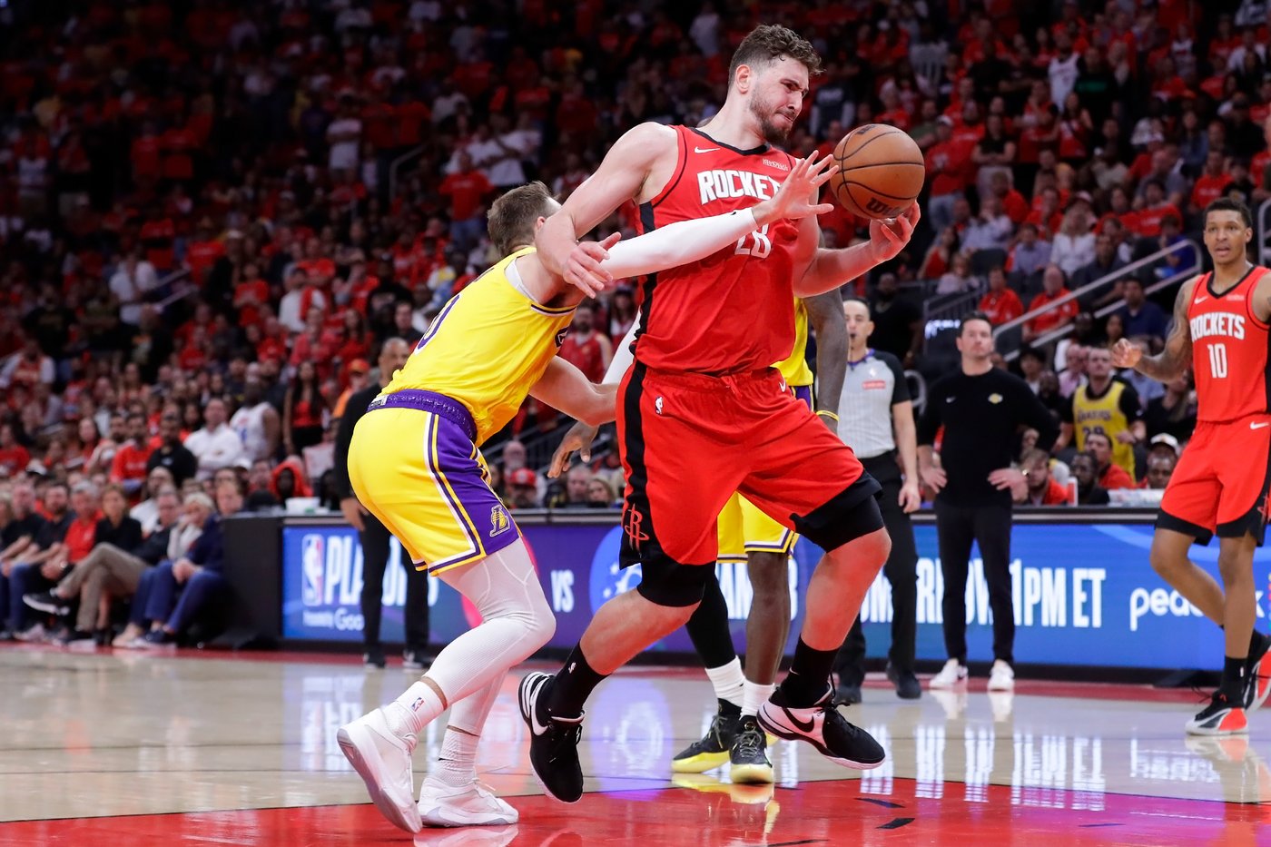 A 6-point lead, 30 seconds left, and a Rockets unraveling that flipped Game 3 | iNFOnews.ca A 6-point lead, 30 seconds left, and a Rockets unraveling that flipped Game 3 | iNFOnews.ca