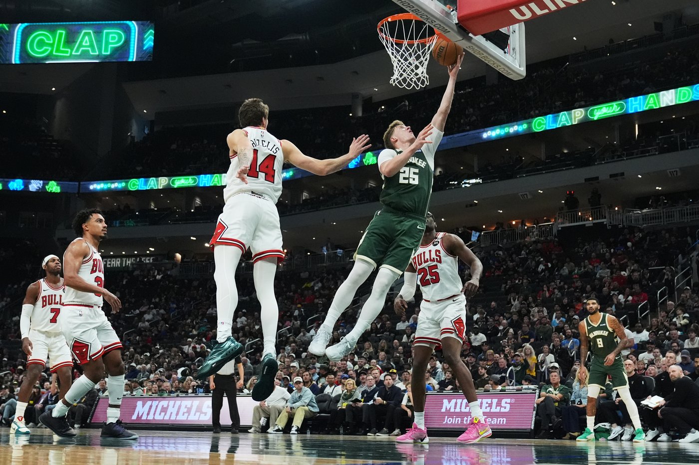 Powell scores 25 points to help the Bulls hold off the Bucks, 132-125 | iNFOnews.ca
