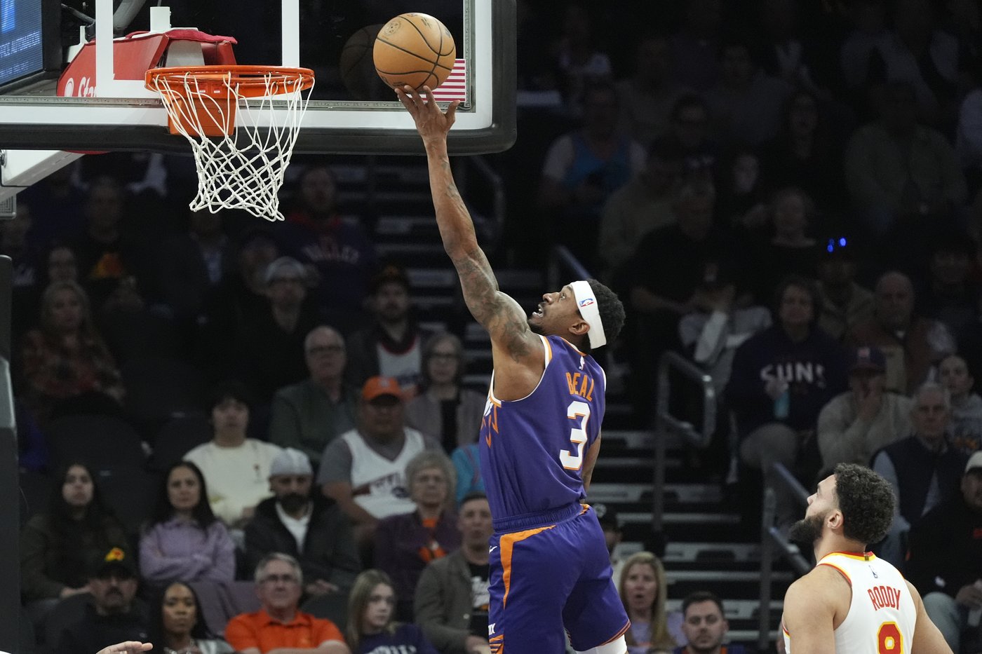 Bradley Beal leads with 25 points off the bench, Suns pull away late to beat the Hawks 123-115 | iNFOnews.ca Bradley Beal leads with 25 points off the bench, Suns pull away late to beat the Hawks 123-115 | iNFOnews.ca