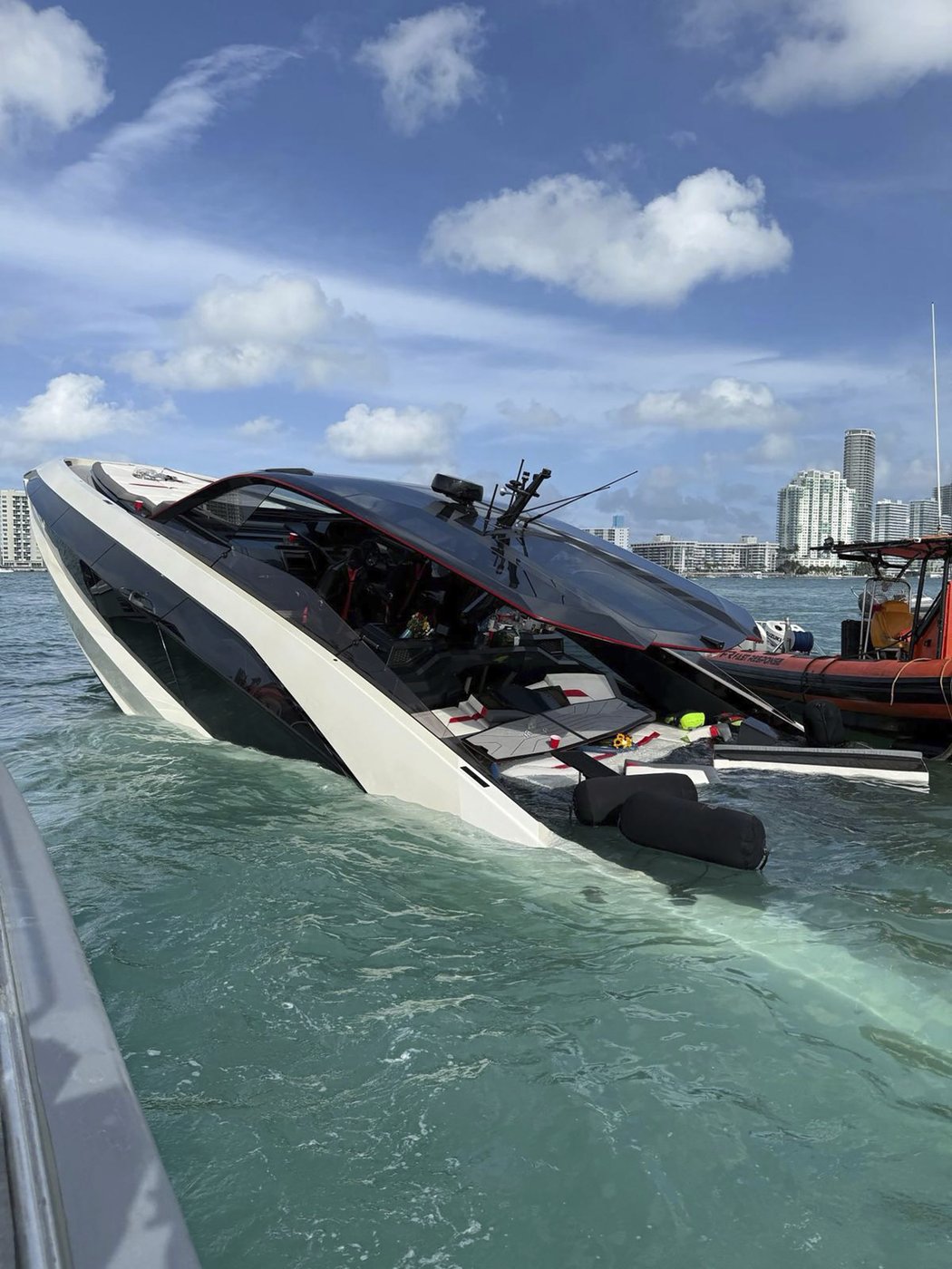 32 people rescued from yacht that began sinking off Miami Beach | iNFOnews.ca