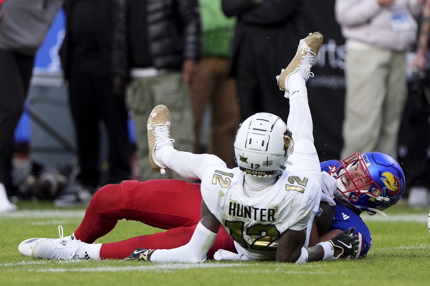 Upset Deion Sanders plans to give Travis Hunter his Jim Thorpe trophy after Colorado star snubbed | iNFOnews.ca