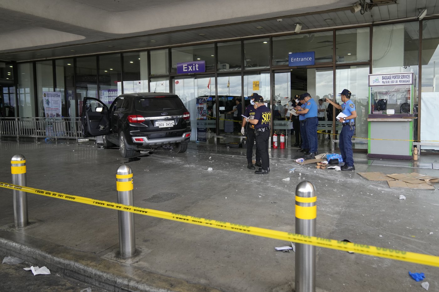 Vehicle crashes into entrance at Manila airport, killing 2 people including a young girl | iNFOnews.ca