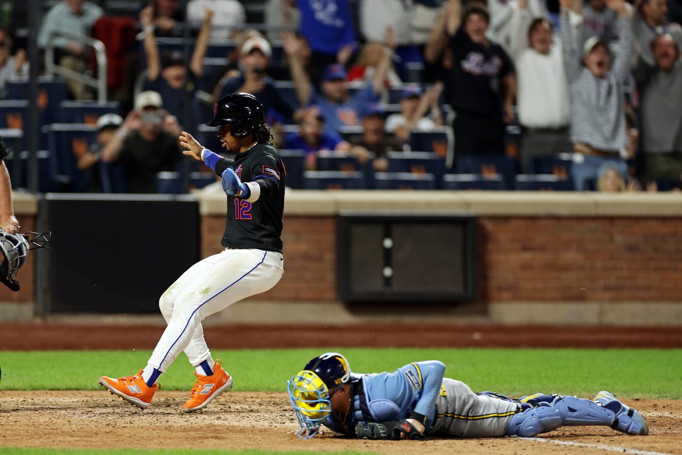 Francisco Lindor leads resurgent Mets to 3-2 victory over MLB-best Brewers in 10 innings | iNFOnews.ca Francisco Lindor leads resurgent Mets to 3-2 victory over MLB-best Brewers in 10 innings | iNFOnews.ca
